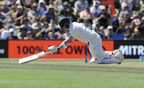 வாக்னர் பவுன்சரில் தலையில் அடிவாங்கி கீழே சரிந்த ஸ்மித் சதமடித்தார்: முன்னிலையை நோக்கி ஆஸி.