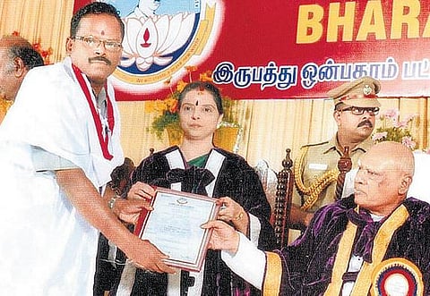 பகலில் காவலர், இரவில் கவிஞர்..﻿