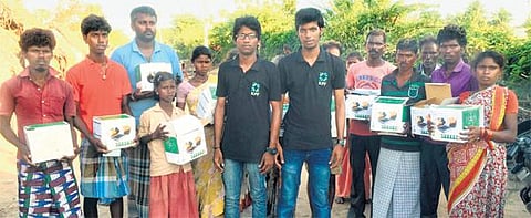 ‘தி இந்து’ செய்தி எதிரொலி: வில்லிவலம் இருளர் மக்களுக்கு சோலார் லைட் விநியோகம்