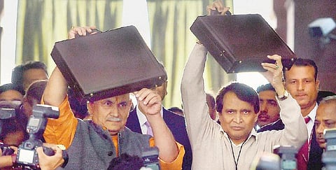மக்களவையில் 2016-17ம் ஆண்டுக்கான ரயில்வே பட்ஜெட் தாக்கல்: பயணிகள், சரக்கு கட்டணம் உயரவில்லை﻿