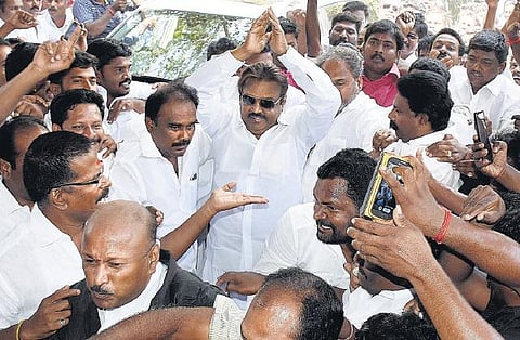 ஜெயலலிதா படம் அகற்றப்பட்ட வழக்கில்﻿﻿ தஞ்சை நீதிமன்றத்தில் விஜயகாந்த் சரண்﻿