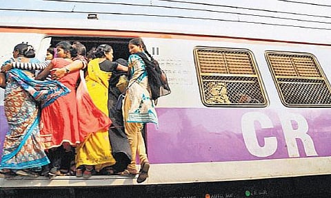 முன்பதிவு பெட்டியில் பெண்களுக்கு 33% ஒதுக்கீடு﻿