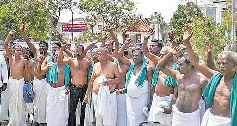 முதல்வர் வீட்டு முன் போராட்டம் என அறிவித்ததால்﻿ விவசாயிகளை கைது செய்த போலீஸ்﻿: மாநகர காவல் ஆணையர் அலுவலகம் முற்றுகை﻿