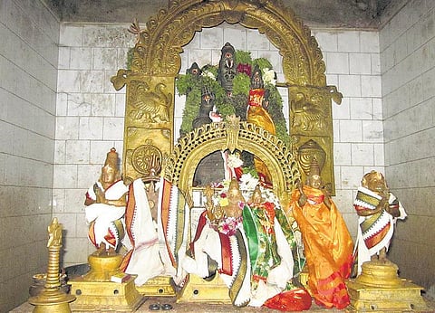 திருத்தலம் அறிமுகம்﻿: ஈச்சங்காடு லெட்சுமி நரசிம்மர் ஆலயம் - சுவாதியில் கண்டெடுத்த சாந்த நரசிம்மர்﻿