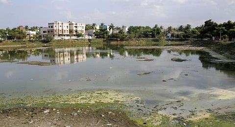 நீர் நிலைகளில் ஆக்கிரமிப்பு செய்தவர்களுக்கு அருகிலே குடியமர்த்த ஆராய வேண்டும்﻿: தமிழக அரசுக்கு உயர் நீதிமன்றம் உத்தரவு﻿