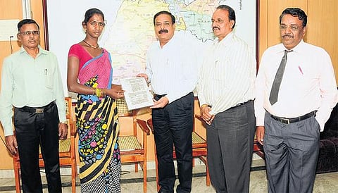 தமிழகத்தில் முதன்முறையாக﻿ சத்துணவு அமைப்பாளர் பணியில் திருநங்கை﻿: நியமன ஆணையை ஆட்சியர் வழங்கினார்﻿