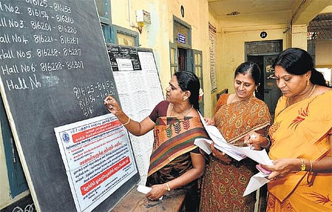 8.82 லட்சம் பேர் எழுதுகின்றனர்﻿: பிளஸ் 2 பொதுத்தேர்வு இன்று தொடங்குகிறது﻿ - காப்பி அடிப்பதை தடுக்க 4,000 பறக்கும் படைகள்﻿