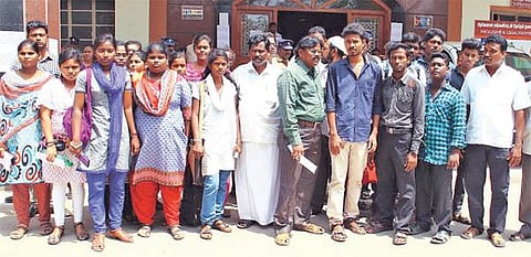 கல்விச் சான்று வழங்குவதில் அலைக்கழிப்பு: எஸ்.வி.எஸ் கல்லூரி முன்னாள் மாணவர்கள் ஆட்சியரிடம் புகார்﻿