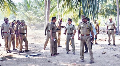 சுபாஷ் பண்ணையாரை கொல்ல நடந்த முயற்சியில்﻿ ஆதரவாளர்கள் 2 பேர் குண்டுவீசி படுகொலை﻿: தூத்துக்குடி மாவட்டத்தில் பதற்றம், போலீஸ் குவிப்பு﻿