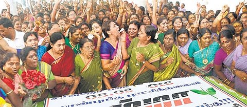 அதிமுகவின்﻿ மகளிர் தின கொண்டாட்டம்﻿