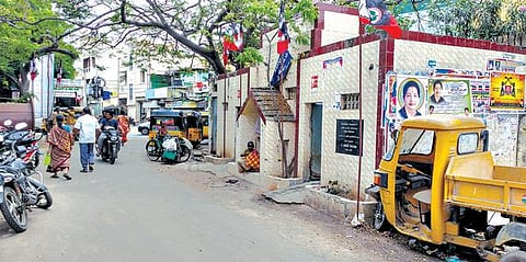 போக்குவரத்துக்கு இடையூறாக கழிப்பிடம்: சுகாதார சீர்கேட்டால் மக்கள் பாதிப்பு﻿