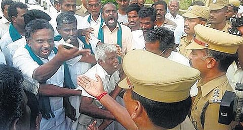 டிராக்டர் கடன் தவணை செலுத்தாததால் விவசாயியை சரமாரியாக அடித்து இழுத்துச் சென்ற போலீஸார்﻿: கொந்தளிப்பில் டெல்டா விவசாயிகள்﻿