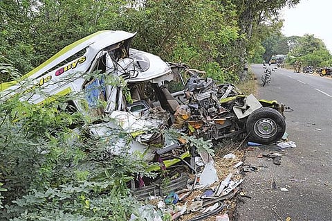 முசிறி அருகே﻿ கல்லூரி பேருந்து, கார் மீது வேன் மோதி விபத்து: 4 பெண்கள் உட்பட 5 பேர் பலி﻿