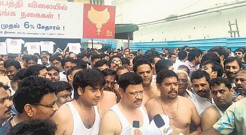 கலால் வரியை ரத்து செய்யக்கோரி﻿ நகைக் கடை உரிமையாளர்கள் 10-வது நாளாக கடையடைப்பு﻿﻿