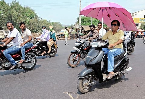 டூவீலருக்கு குடை: இது சம்மர் ஸ்பெஷல்