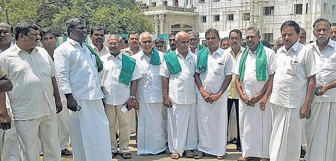 வங்கிகள் கடன் வசூலிப்பதில் விவசாயிகளிடம் கண்டிப்பு கூடாது﻿: கோவை ஆட்சியரிடம் மனு﻿