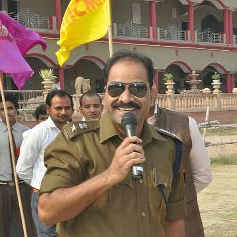 உ.பி. போலீஸாரை தாக்கிய மாபியா கும்பல்: நடவடிக்கை எடுத்த தமிழ் ஐபிஎஸ் அதிகாரியை மாற்றிய அகிலேஷ்