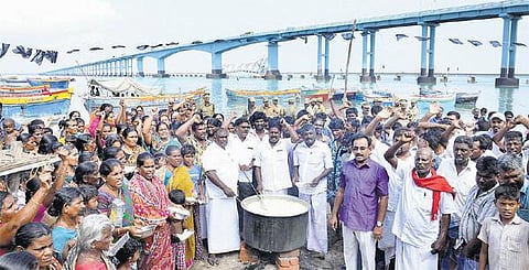 பாம்பனில் மீனவர்கள் கஞ்சி தொட்டி போராட்டம்﻿