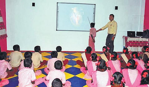 செஞ்சி அருகே ஆசிரியரின் முயற்சியால்﻿ அரசுப் பள்ளியில் ரூ.1 லட்சத்தில் டிஜிட்டல் ஸ்மார்ட் வகுப்பறை: அறக்கட்டளை தனக்கு தந்த நிதியில் உருவாக்கினார்﻿