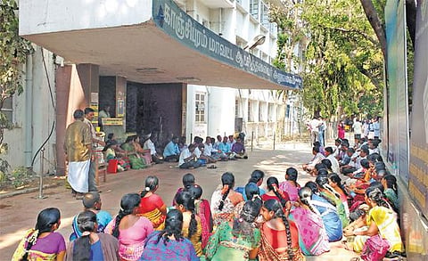 செங்கல்பட்டு வட்டாட்சியர் இடம் மாற்றப்பட்டதைக் கண்டித்து﻿ வருவாய்த் துறை அலுவலர்கள் முற்றுகை போராட்டம்﻿: பறக்கும் படை பணிகள் பாதிப்பு﻿