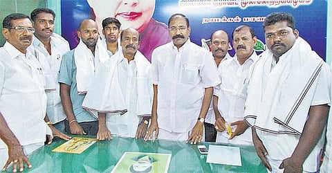 பள்ளிபாளையம் தேமுதிக நகரச் செயலாளர் ஆதரவாளர்களுடன் அதிமுகவில் இணைந்தார்