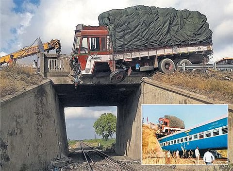 விருதுநகர் மாவட்ட விளையாட்டு அரங்கம் அருகே﻿ மேம்பால தடுப்புச் சுவர் மீது லாரி மோதல்﻿: ரயில் போக்குவரத்து பாதிப்பு﻿