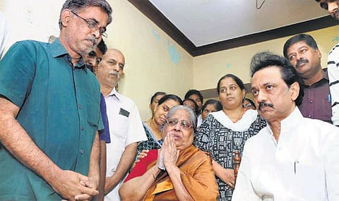 சத்தீஸ்கரில் கண்ணி வெடியில் சிக்கி உயிரிழந்த﻿ சிஆர்பிஎப் வீரர் குடும்பத்துக்கு ஸ்டாலின் ஆறுதல்﻿