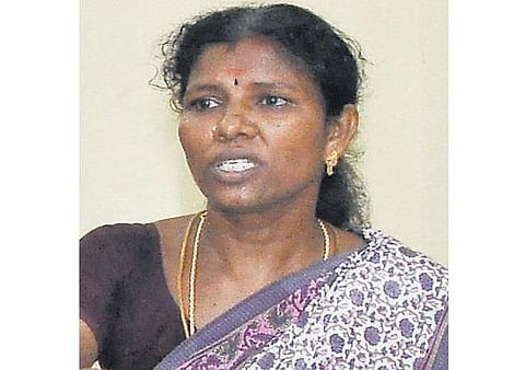 கூட்டுறவு வங்கியில் நகை கொள்ளை வழக்கில்﻿ பெண் அதிகாரியிடம் தொடர்ந்து விசாரணை﻿: கொள்ளையர்களை பிடித்த பின்னரே கைது நடவடிக்கை﻿