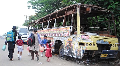 பஸ் ஓட்டை வழியாக பள்ளி சிறுமி விழுந்து இறந்த சம்பவம்﻿: பள்ளிகளுக்கு உயர் நீதிமன்றம் புதிய உத்தரவு