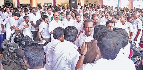 அதிமுக செயல்வீரர் கூட்டத்தில் அமைச்சர் பழனியப்பனை தாக்க முயற்சி﻿: கோஷ்டி மோதலால் தருமபுரியில் பரபரப்பு﻿
