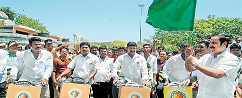 திமுகவும், அதிமுகவும் மக்களை மதுவால் சீரழித்துவிட்டன﻿: அன்புமணி ராமதாஸ் குற்றச்சாட்டு﻿