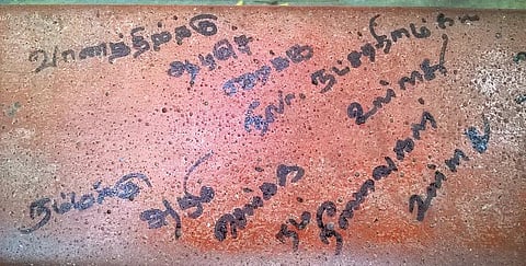 சுவரில் பதிந்த இதயங்கள்!