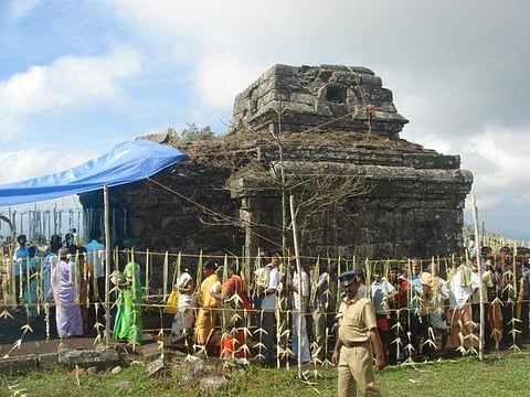 கண்ணகி கோயில் சாலையை சீரமைக்க பக்தர்கள் வலியுறுத்தல்: கேரள வனத்துறை தொடர்ந்து இடையூறு﻿