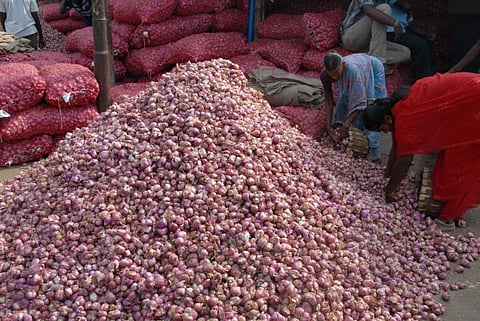 கோயம்பேடு மார்க்கெட்டில்﻿ சாம்பார் வெங்காயம் விலை உயர்வு﻿: கிலோ ரூ.32-க்கு விற்பனை﻿