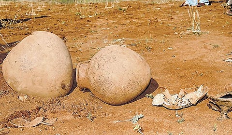 ராஜபாளையம் அருகே 1,500 ஆண்டுகள் பழமையான புதைவிடங்கள்