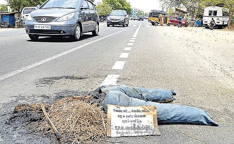 பாளை திமுக வேட்பாளர் உருவ பொம்மை மீண்டும் எரிப்பு﻿
