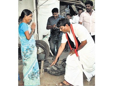 வாக்காளர்களின் காலில் விழுந்து வாக்கு சேகரிக்கும் திமுக வேட்பாளர்﻿