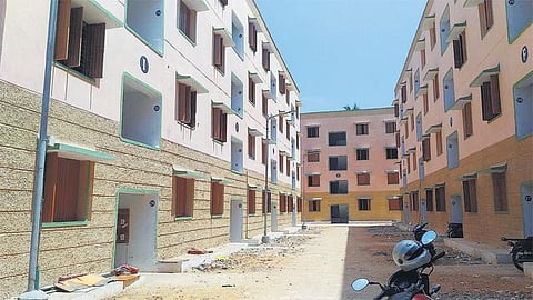 முதல்வர் காணொலி காட்சி முறையில் திறந்துவைத்த புதிய அடுக்குமாடி குடியிருப்புகளில் மின்சாரம், குடிநீர் வசதி இல்லாததால் அவதி: 392 குடும்பத்தினர் தேர்தலைப் புறக்கணிக்க முடிவு