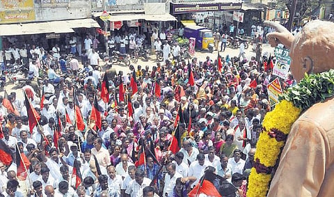 குன்னூர், கே.வி.குப்பம் திமுக வேட்பாளரை மாற்ற போராட்டம்﻿: ஆ.ராசா வாகனம் மீது செருப்பு வீச்சு﻿