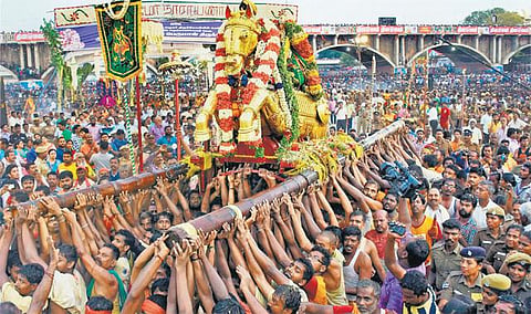 மதுரையில் சித்திரை திருவிழா கோலாகலம்﻿: பச்சை பட்டு உடுத்தி வைகை ஆற்றில் இறங்கிய அழகர்﻿
