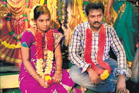 மணமகனின் தாய் மாமன் மகள் புகார் எதிரொலி﻿: திருமலையில் சினிமா பாணியில் அவசர அவசரமாக திருமணம்﻿ - தடுக்க வந்த போலீஸாரை தாக்க உறவினர்கள் முயற்சி﻿