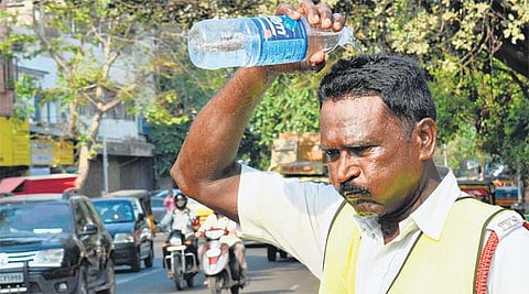 100 டிகிரியை தாண்டி வெயில் அடிப்பதால் 50 வயதை கடந்த போலீஸாரை போக்குவரத்து பணிக்கு தவிர்க்கலாம்﻿: நீர்சத்துள்ள உணவுகள், பழங்களை உட்கொள்ளவும் டாக்டர்கள் அறிவுரை﻿