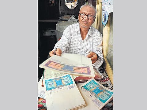 ஒரே விற்பனையாளரிடம் முத்திரைத்தாள் வாங்கிய கருணாநிதி, ஜெயலலிதா﻿