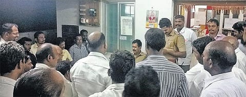 வாக்காளர்களுக்கு பணம் விநியோகம்?﻿- வடவள்ளி காவல் நிலையத்தை இரவில் முற்றுகையிட்ட திமுகவினர்﻿