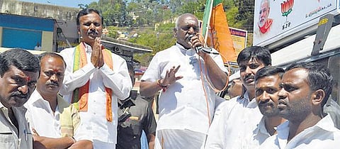 மக்களை கொத்தடிமைகளாக்க முயற்சிக்கும் திமுக, அதிமுக﻿: பொன்.ராதாகிருஷ்ணன் குற்றச்சாட்டு