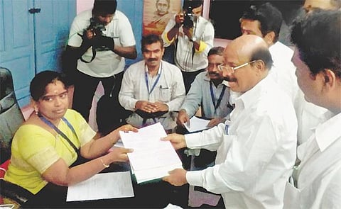 சைதாப்பேட்டையில் அதிமுக வேட்பாளர் பொன்னையன் வேட்புமனு தாக்கல்﻿