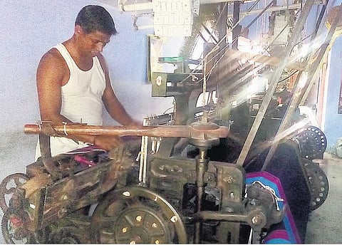 கோடை வெப்பத்தின் தாக்கத்தால்﻿ காட்டன் சேலைகளுக்கு பெண்களிடம் வரவேற்பு அதிகரிப்பு﻿: கூடுதல் உற்பத்தியில் நெசவாளர்கள் தீவிரம்﻿