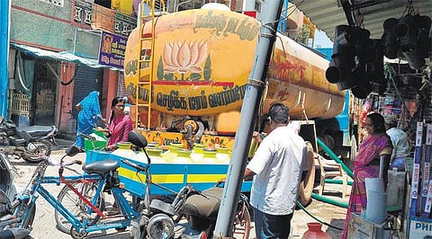 லாரி தண்ணீரை நாடும் வடசென்னை மக்கள்﻿: ஒரு குடம் தண்ணீர் ரூ.7-க்கு விற்பனை﻿ - மெட்ரோ வாட்டர் கசப்பதாக புகார்﻿