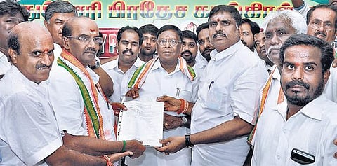 புதுச்சேரி தேமுதிக பிரமுகர் காங்கிரஸில் இணைந்தார்