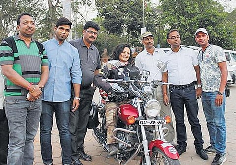 ஈஷா குப்தா@இந்திய சாலைகள்: காட்டு நிலத்தில் கல்வியின் ஒளி பரவட்டும்!﻿